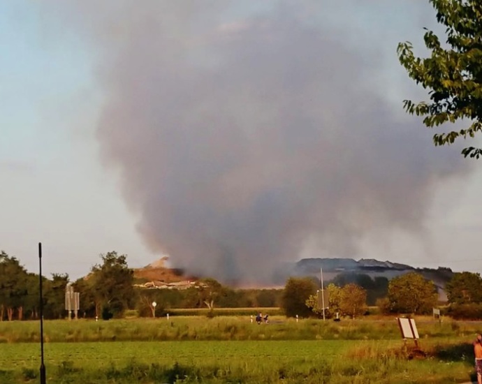 Südhessen: Mülldeponie brennt in Büttelborn