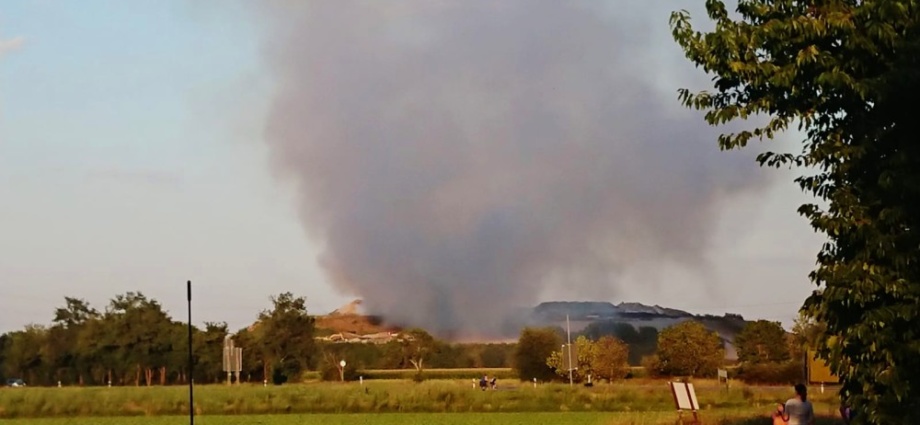 Südhessen: Mülldeponie brennt in Büttelborn