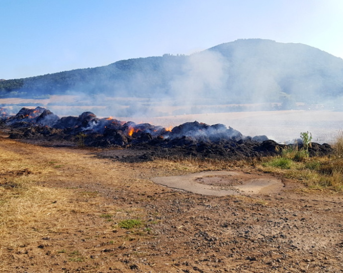 Rundballen brannten in der Nacht in Dörnberg