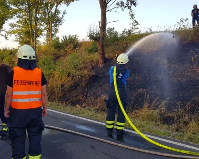 B83 war wegen Böschungsbrand voll gesperrt