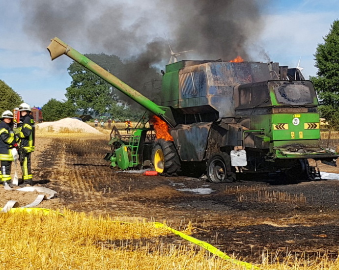 Mähdrescher und 30.000 Quadratmeter Stoppelfeld in Brand bei Udenhausen