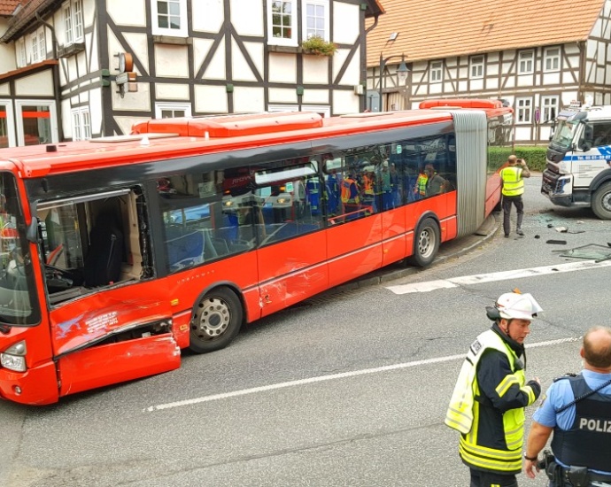 LKW kracht in Linienbus – Drei Verletzte (Video) LKW kracht in Linienbus – Drei Verletzte (Video)