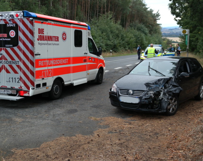 Unfall zwischen PKW und Linienbus bei Fuldabrück – Polizei sucht Taxi Unfall zwischen PKW und Linienbus bei Fuldabrück – Polizei sucht Taxi