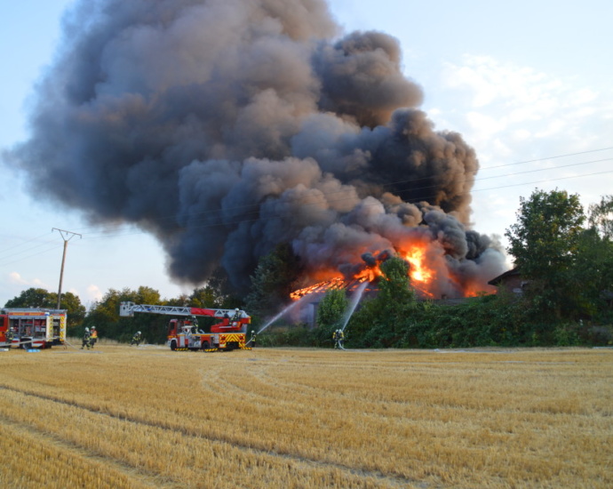 Guntershausen: Gebäude im Vollbrand