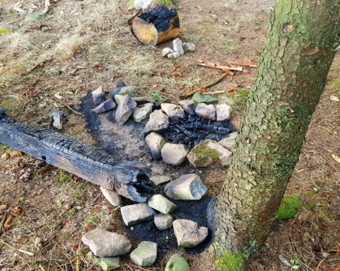 Fahrlässigkeit: Lagerfeuer im Wald löst Feuerwehreinsatz aus – Polizei ermittelt Fahrlässigkeit: Lagerfeuer im Wald löst Feuerwehreinsatz aus – Polizei ermittelt