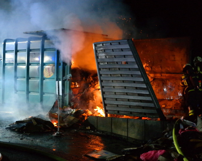 Papierpresse brannte auf Firmengelände