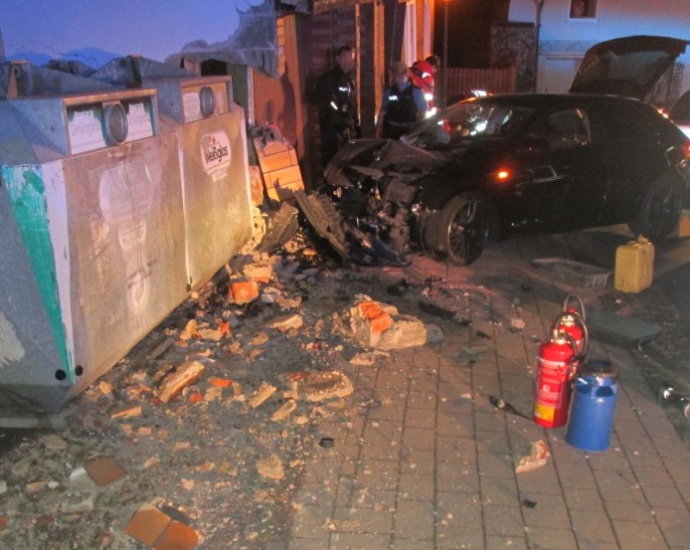 19-Jähriger versucht Polizeikontrolle zu entkommen und kracht in Garage 19-Jähriger versucht Polizeikontrolle zu entkommen und kracht in Garage