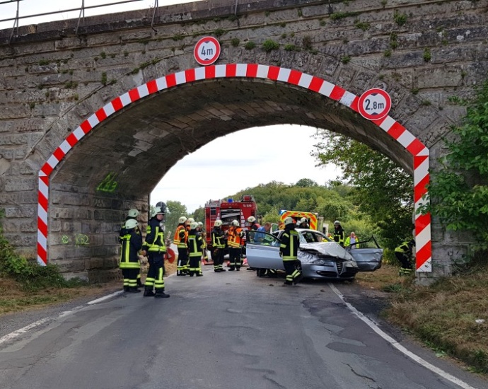 WOH: Unfall bei Altenhasungen – Fahrer verletzt