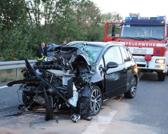 A49: PKW kracht in LKW – Fahrer leicht verletzt