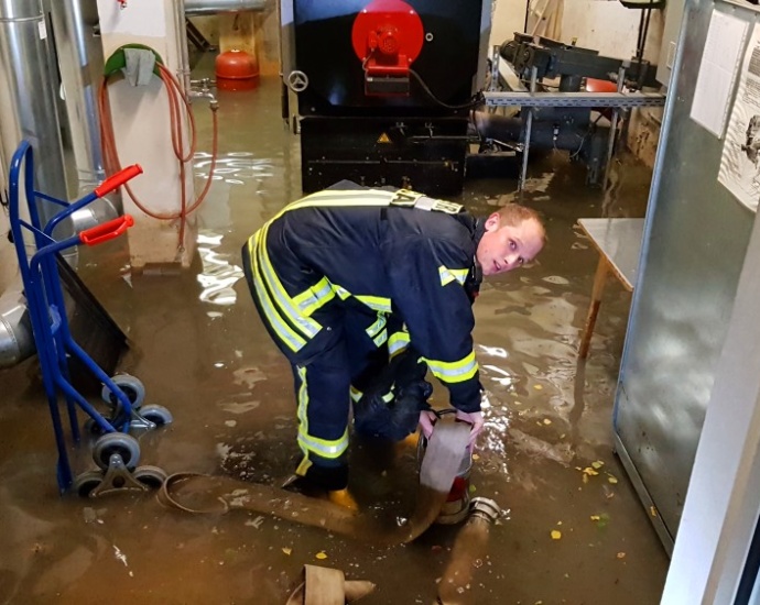 Unwetter über Helsa – Wasser in Grundschule (Video)