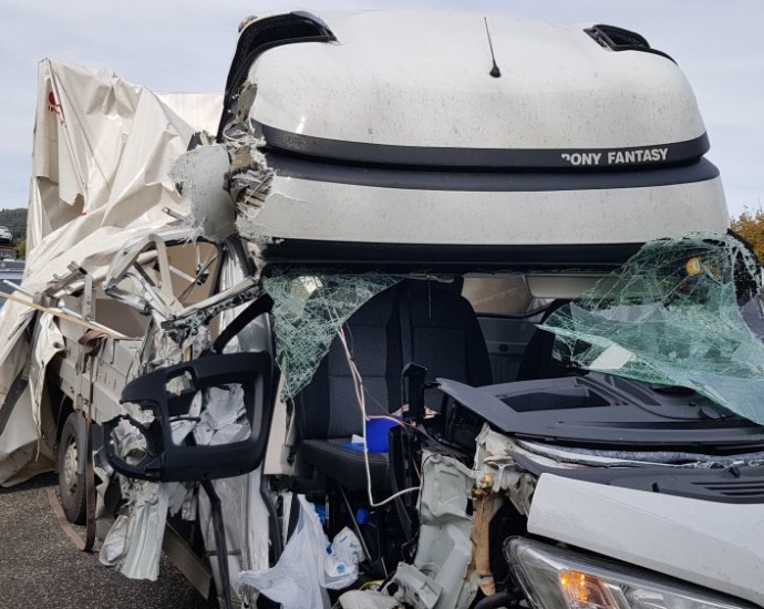 A44: Klein-LKW übersieht Rückstau