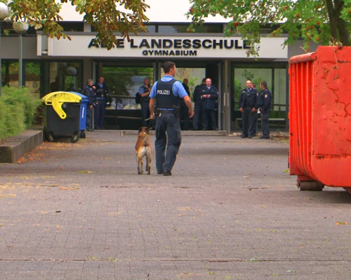 Korbach: Erneute Bombendrohung gegen Schule – Taschenkontrolle am Eingang (Video) Korbach: Erneute Bombendrohung gegen Schule – Taschenkontrolle am Eingang (Video)