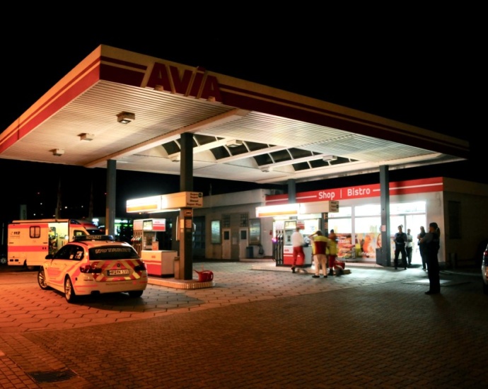 Versuchter Raubüberfall auf Tankstelle – Inhaber überwältigt Täter (Video)