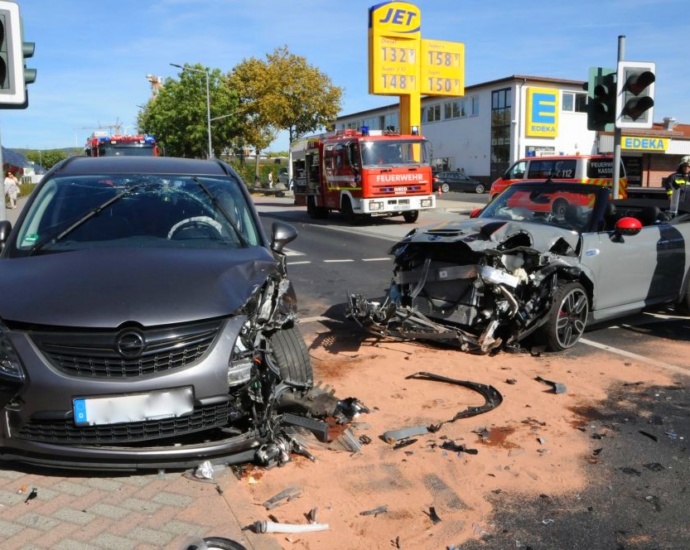 Schwerer Unfall in Sandershausen – Sechs Verletzte (Video)