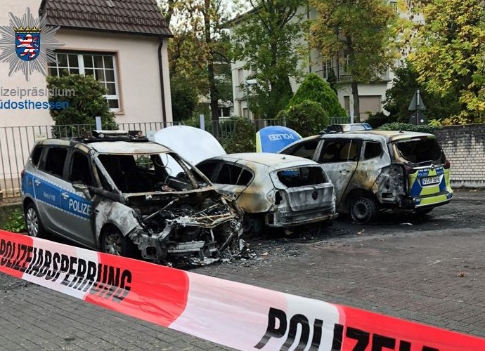 Zeugen gesucht: Drei Polizeifahrzeuge abgebrannt – 70.000 Euro Sachschaden
