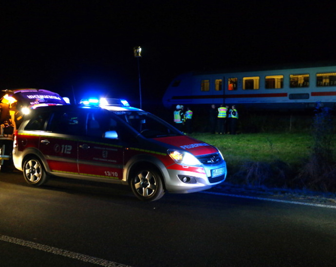 Feuerwehr evakuiert über 300 Reisende bei Borken (Video)