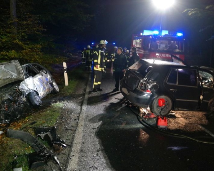 Ersthelfer rettet 19-Jährigen aus brennenden PKW (Video)