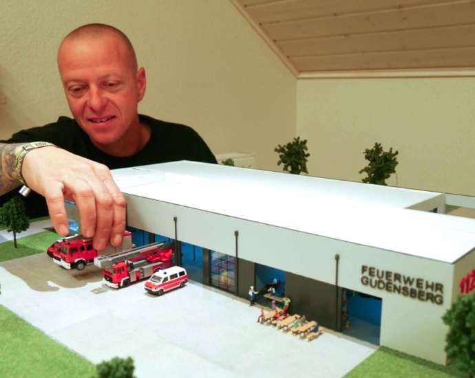 1:87 – Jörn Althans baut das neue Feuerwehrhaus der Feuerwehr Gudensberg nach