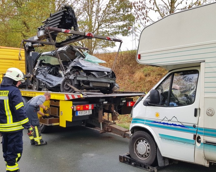 KB: Unfall zwischen PKW und Wohnmobil bei Höhringhausen KB: Unfall zwischen PKW und Wohnmobil bei Höhringhausen
