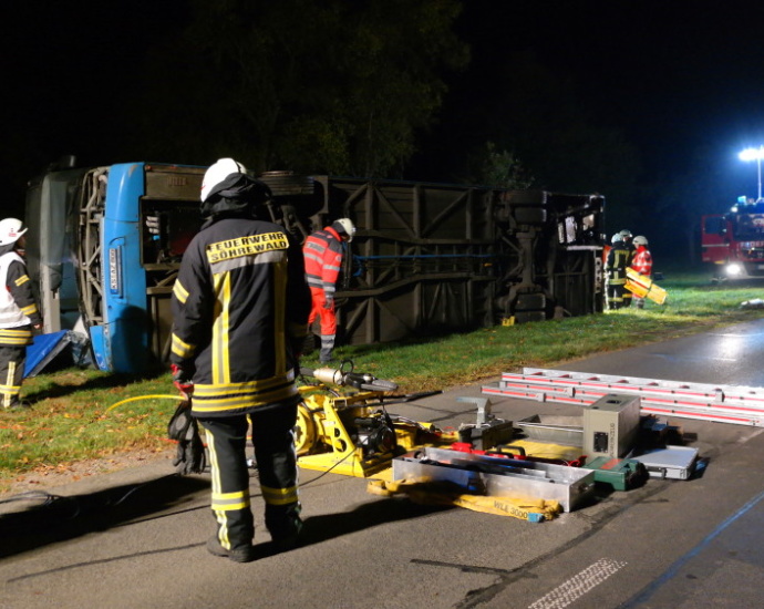 Unangekündigte Übung: Busunfall in Söhrewald – Keiner hielt an um zu helfen (Video)