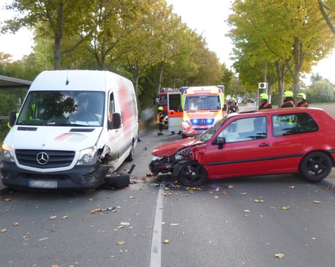 Vellmar: Fünf Verletzte bei Frontalzusammenstoß Vellmar: Fünf Verletzte bei Frontalzusammenstoß