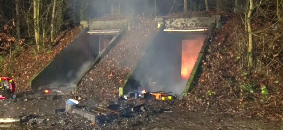 Ehemaliger Bundeswehr-Bunker: Einbrecher stecken Pyrotechnik-Lager an (Video) Ehemaliger Bundeswehr-Bunker: Einbrecher stecken Pyrotechnik-Lager an (Video)