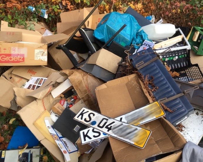 KS: Größerer Müllberg im Wald an Rasenallee abgeladen KS: Größerer Müllberg im Wald an Rasenallee abgeladen