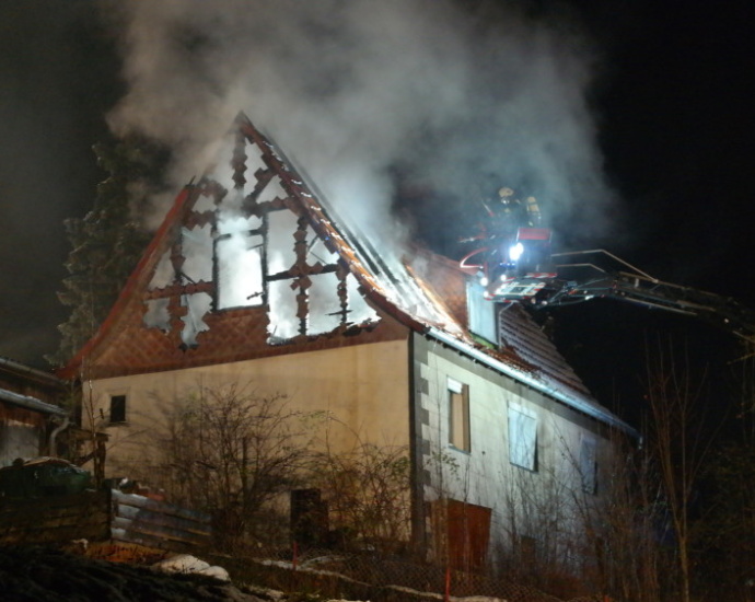 Haus brannte bei Vöhl – Anwohner verteilen Weihnachtsplätzchen an die Feuerwehr Haus brannte bei Vöhl – Anwohner verteilen Weihnachtsplätzchen an die Feuerwehr