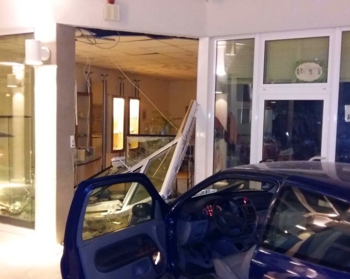 Mittelhessen: Mit PKW in Juweliergeschäft – Täter auf der Flucht