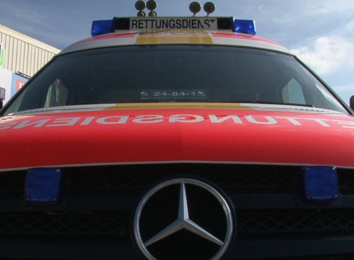 Wi: Beim Einsatz – Unbekannte lösen drei Radmuttern beim Rettungswagen