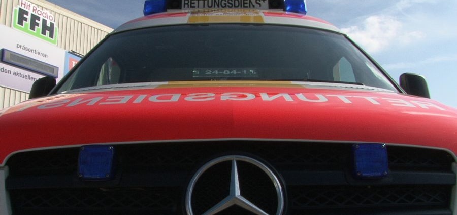 Wi: Beim Einsatz – Unbekannte lösen drei Radmuttern beim Rettungswagen