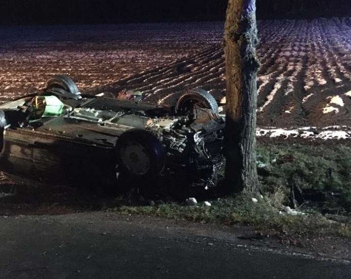 PKW überschlägt sich bei Adorf