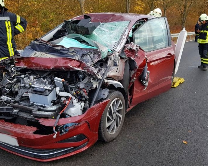 Rote Ampel auf B450: 81-Jähriger fuhr auf wartenden Transporter auf Rote Ampel auf B450: 81-Jähriger fuhr auf wartenden Transporter auf
