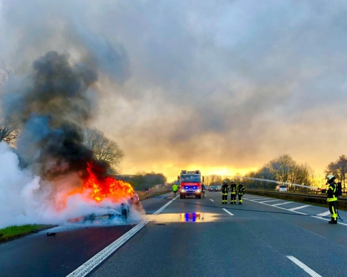 KS: PKW brannte auf A44