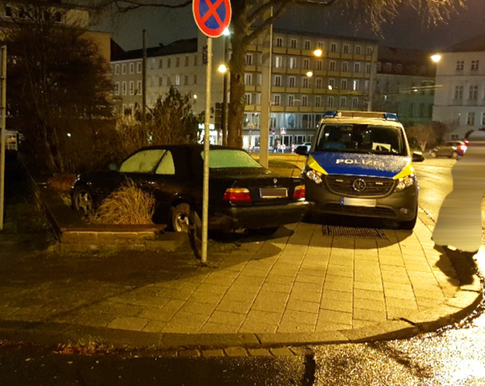 KS: Autofahrer landet mit BMW in Blumenbeet – Fahrer flüchtig