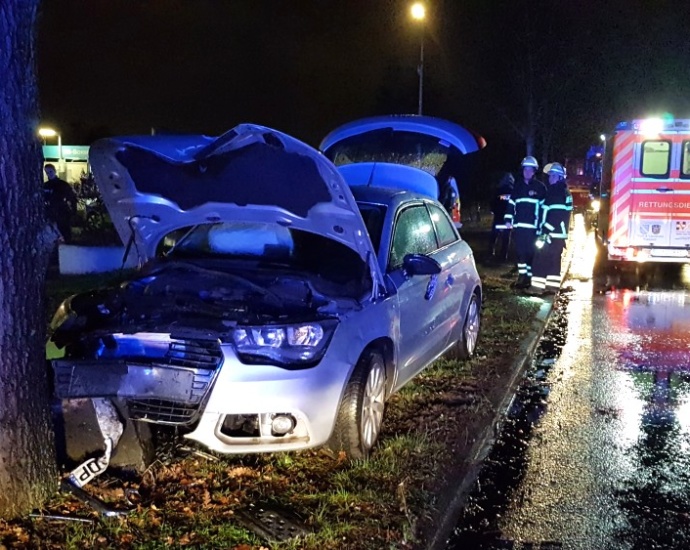 Lohfelden: Auto fährt Fußgängerin an und kommt von der Straße ab