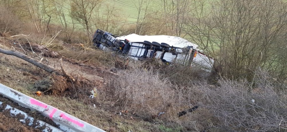 A44: LKW beladen mit Schokolade kommt von der Fahrbahn ab – Rettung aus 40 Metern Tiefe (Video)
