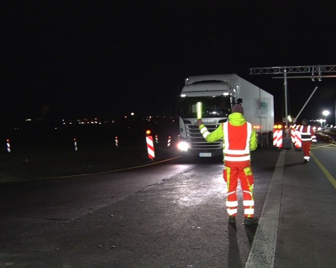 Vollsperrung der A44: Bergshäuser Brücke – LKW Waage muss ausgetauscht werden