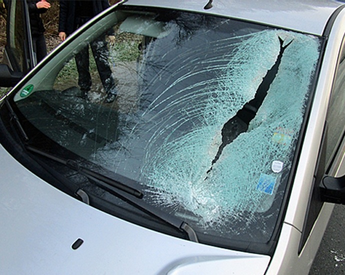 Mittelhessen: Eisblock durchschlägt Windschutzscheibe – Zwei Verletzte Mittelhessen: Eisblock durchschlägt Windschutzscheibe – Zwei Verletzte