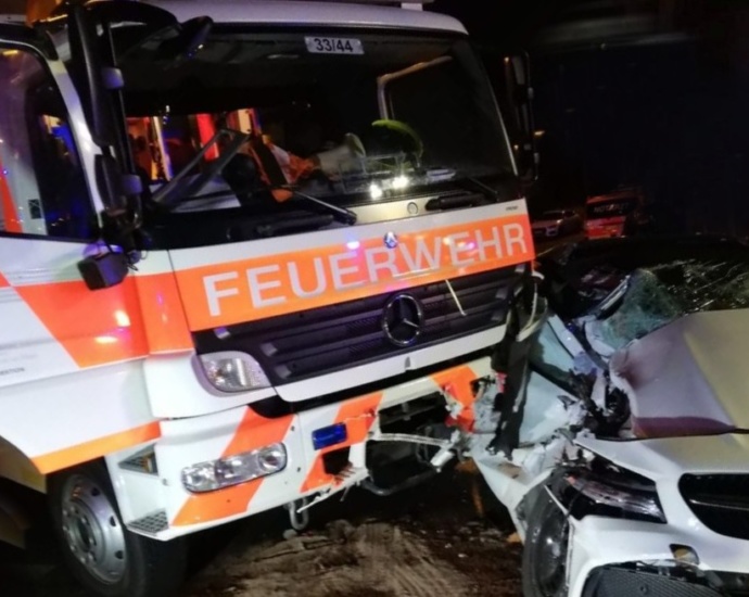 Gartenhüttenbrand: Unfall auf Einsatzfahrt in Frankfurt Gartenhüttenbrand: Unfall auf Einsatzfahrt in Frankfurt