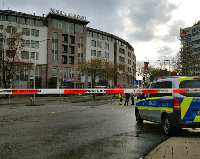 KS: Blechdach drohte auf die Straße zu stürzen KS: Blechdach drohte auf die Straße zu stürzen