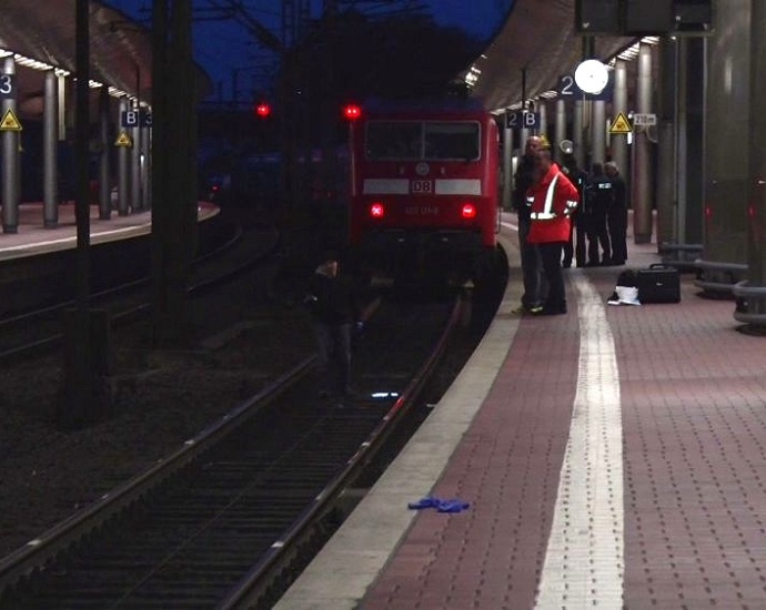 Wilhelmshöher Bahnhof: Mann rutscht beim Einsteigen unter den Zug (Video)
