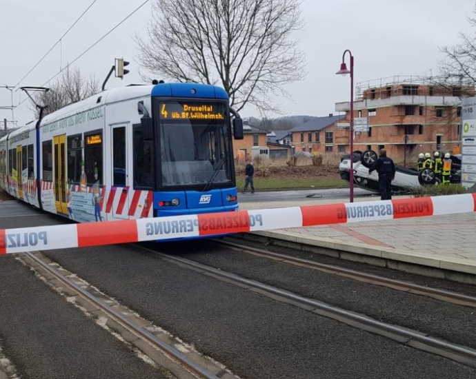 Unfall mit Strassenbahn – Fahrzeug überschlägt sich (Video)