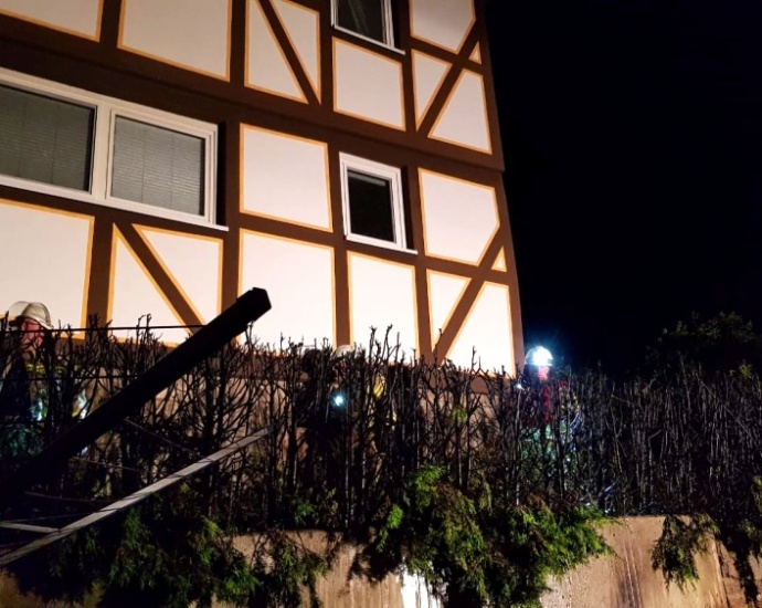 Feuerwehr löscht Heckenbrand in Dahlheim