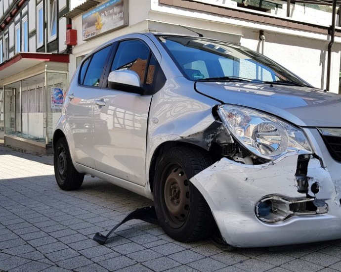 WOH: PKW kracht in der Innenstadt in Schaufenster – Fahrerin verletzt