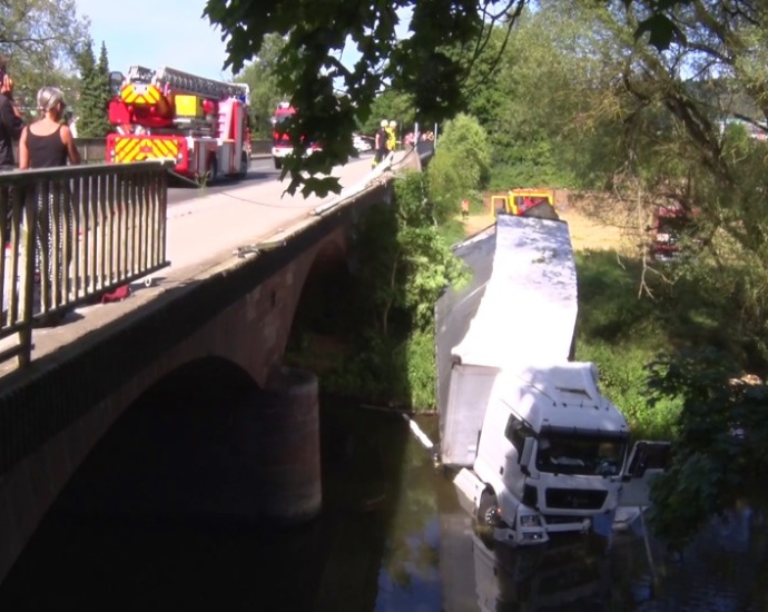 MR: LKW kommt von Brücke ab und landet in der Lahn