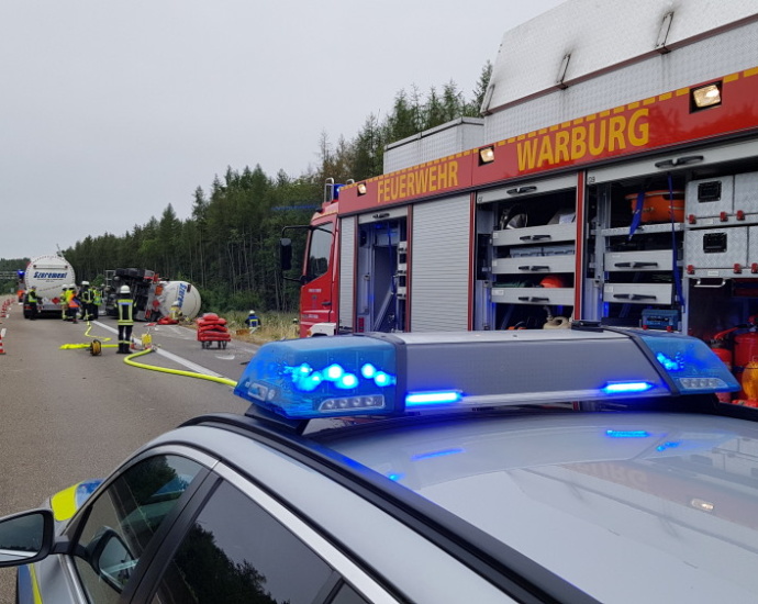 Heizöl und Diesel: Tankanhänger mit 32.000 Liter auf A44 verunglückt (Video)