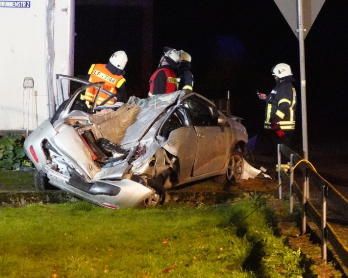 Wethen: PKW fliegt gegen Hauswand – Fahrer kommt ums Leben Wethen: PKW fliegt gegen Hauswand – Fahrer kommt ums Leben