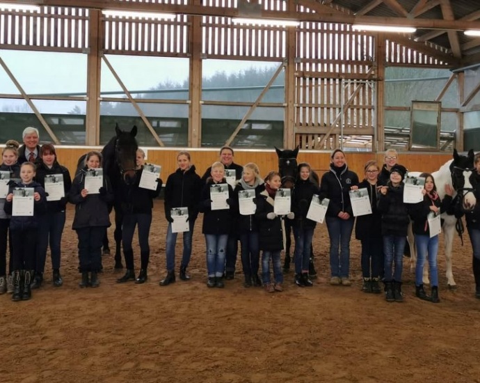 Bundesweit erster Pferdeführerschein bestanden