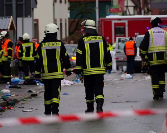 29-jähriger rast mit PKW in Karnevalsgruppe – 30 Verletzte (Video)